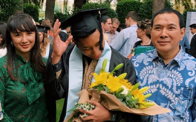 Tata Cahyani dan Tommy Soeharto kompak hadiri wisuda anak sulung mereka, Darma Mangkuluhur. [Instagram @tatacahyani]